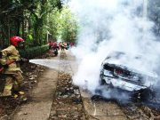 Mencium Bau Gosong, Ternyata Mobil yang Dikendarai Terbakar
