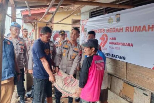 Sambut Hari Bhayangkara, Polres Batang Bedah Rumah Warga