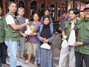 Takmir Masjid YAMP Nurul Falah Mendolo bagi Daging Qurban ke Kaum Dhuafa