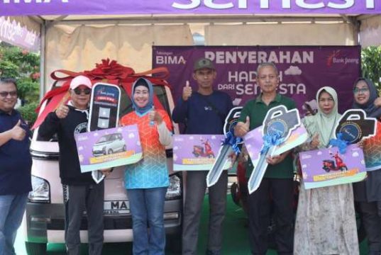 Bank Jateng Apresiasi Nasabah Setia, Guru SMP di Tegal Bawa Pulang Mobil Listrik Wuling Air EV