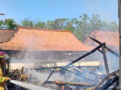 Korsleting Listrik Picu Kebakaran Rumah di Grobogan, Ibu Selamatkan Anak Sakit dari Kobaran Api