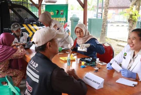 Pengemudi Ojek Blora Jalani Pemeriksaan Kesehatan Gratis di Cepu
