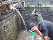 Cuci Muka di Tuk Bimalukar Dieng, Bisa Bikin Awet Muda, Benarkah?