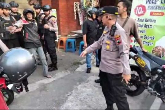 Pria Mabuk Mengamuk di Depan Menara Kudus, Langsung Diciduk Polisi