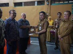 Wali Kota Serahkan Honor Ketua RT dan Ketua RW