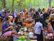 Pasar Kumandang Wonosobo, Temukan Sensasi Jajan di Pasar Kuno Bayar Pakai Koin Batok