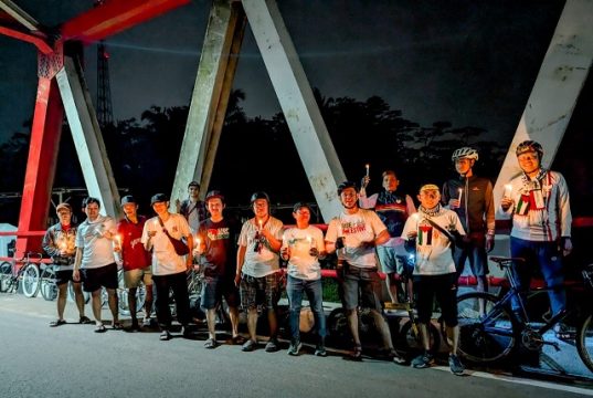 Pesepeda Magelang Serukan Perdamaian Dunia