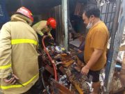 Rumah Sarat Barang Bekas Dihuni Seorang Kakek Terbakar