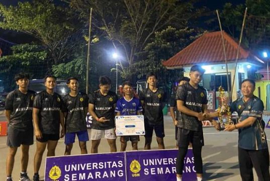 Tim Putra & Putri Fakultas Ekonomi Juara I Kejuaraan Bola Voli Antarfakultas USM
