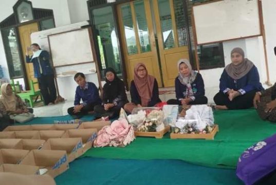 Tim PKM Universitas Semarang Beri Pelatihan Pembuatan Mahar