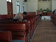 Sambut Hari Bhayangkara ke-79 , Polsek Secang Bersihkan Lingkungan GKJ Secang Hari Bhayangkara