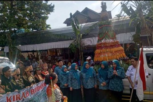 Sanggar Tari Laras Mencuri Perhatian di Kirab Budaya Sedekah Bumi Desa Batealit