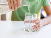 9 Manfaat Minum Air Putih Hangat di Pagi Hari, Salah Satunya Mengatasi Sembelit