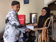 PGRI Peduli, Serahkan Sanduka untuk Anggota yang Tertimpa Musibah Kebakaran