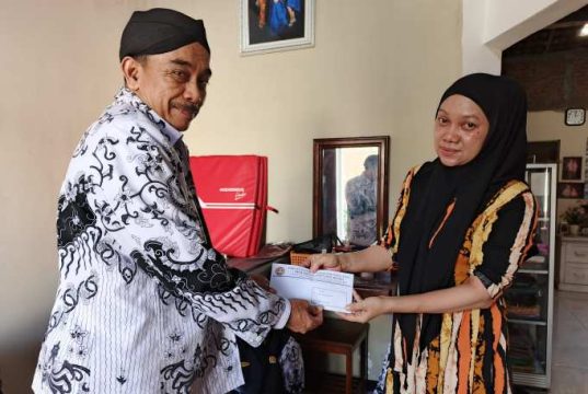 PGRI Peduli, Serahkan Sanduka untuk Anggota yang Tertimpa Musibah Kebakaran
