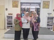 Dr. Farida Fatmalatif Apresiasi Kreativitas Siswa SMKN 2 Jepara di Gallery Craft and Craft