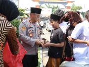 Jumat Berkah, Polres Kebumen Bagikan Ratusan Nasi Kotak