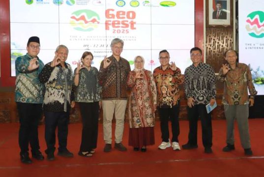 Sekda Jateng Didampingi Bupati Kebumen Buka Geofest 2025