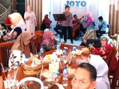Dihibur Live Music Keroncong Jadul dengan Instrumen Bass Betot