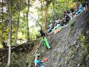 Para Siswa Dilatih Rappelling dan Tali Hesti oleh Tentara