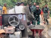 Dandim Ikut Kerja Mendorong Angkong Membangun Jalan