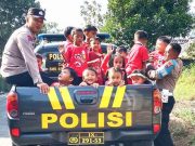 Asyik, Anak-anak Diajak Naik Mobil Patroli