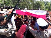 Pemakaman Aiptu Aris Rudiyanto Diiringi dengan Tembakan Salvo