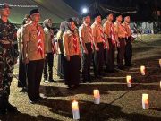 Perkemahan PTA Menyertakan Nyala Api Lilin di Kegelapan Malam