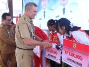 Para Atlet Berprestasi dan Pelatihnya Menerima Bonus