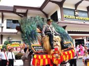Kapolres Bertengger di Atas Kepala Singo Barong Reog