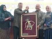 Menerima Kenang-kenangan Tokoh Wayang Werkudara