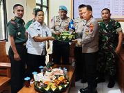 Menyampaikan Ucapan Selamat dengan Membawa Tumpeng Kenduri