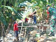 Babinsa Bantu Petani Membangun Talud Pengaman Saluran Irigasi