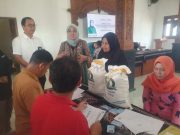 Laksanakan Fungsi Pengawasan, Hindun Anisah Tinjau Penyaluran Bantuan Pangan di Papasan Jepara