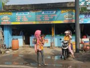 Perempuan Juru Parkir Kerja Sambil Gendong Balita di Sragen Bikin Miris