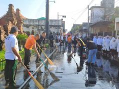 Personel Polsek dan Satpol PP Kudus Gelar Aksi Bersih-Bersih di Kawasan Menara