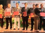 Seniman Patung Biawak Wonosobo Dapat Penghargaan Adibrata Bakti Wacana Rupa dari ISI Surakarta