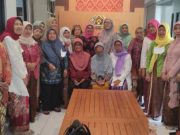 Ummi Munawaroh, Sri Kustini, dan Shafiyah Berbusana Kebaya Terpilih HUT Ke-64 IKWI Jateng