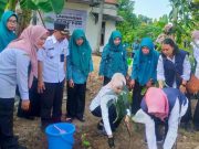 Bupati Kendal Tanam Pohon di Halaman Rumah Warga bersama TP PKK