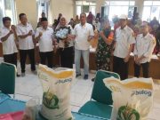 Ini di Sragen, Petugas Bagikan Beras Bansos Dapat Setangkai Bunga dan Uang