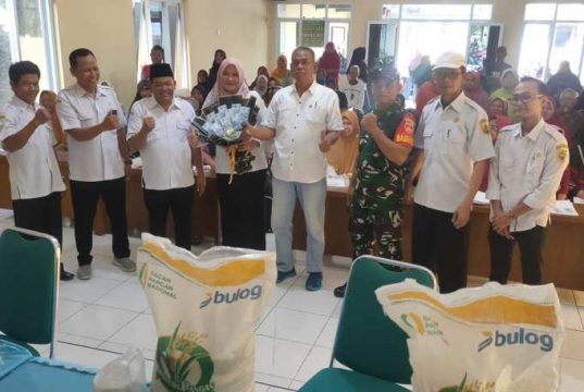 Ini di Sragen, Petugas Bagikan Beras Bansos Dapat Setangkai Bunga dan Uang