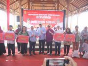 Agustina – Iswar Serahkan Bantuan Operasional insentif untuk 6.572 Penerima
