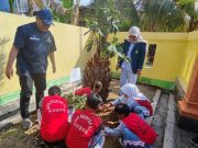 Hari Anak Nasional, SDN 1 Pranten Grobogan Gelar Aksi Tanam Pohon dan Kurangi Plastik