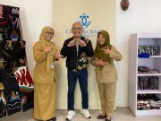 Perancang Busana Sudarna Suwarsa Kunjungi Craft & Craft Gallery SMKN 2 Jepara, Gagas Koleksi Jepara Haritage