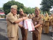 Sambut HUT Kemerdekaan Setda Blora Bagikan 300 Bendera Merah Putih untuk Warga di 3 Kecamatan