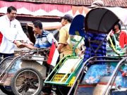 Sebanyak 300 Abang Becak dan Kusir Dokar, Dapat Bingkisan Agustus Bulan Merdeka
