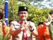 Mempopulerkan Isyarat Huruf W Memakai Kedua Jempol dan Dua Jari Telunjuk