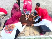 Membangun Kebersamaan Melalui Selembar Kain Jarik