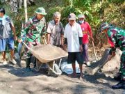 Warga dan Tentara Gotong Royong Membangun Jalan Desa