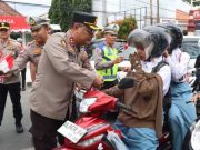 Sambut HUT RI, Polres Kebumen Bagikan Bendera ke Pengguna Jalan